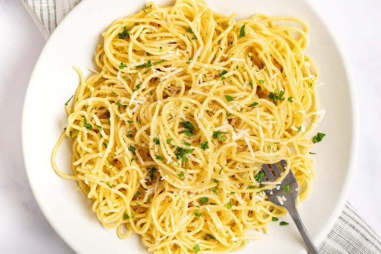Ricetta con burro rosolato e formaggio Mizithra della vecchia fabbrica di spaghetti