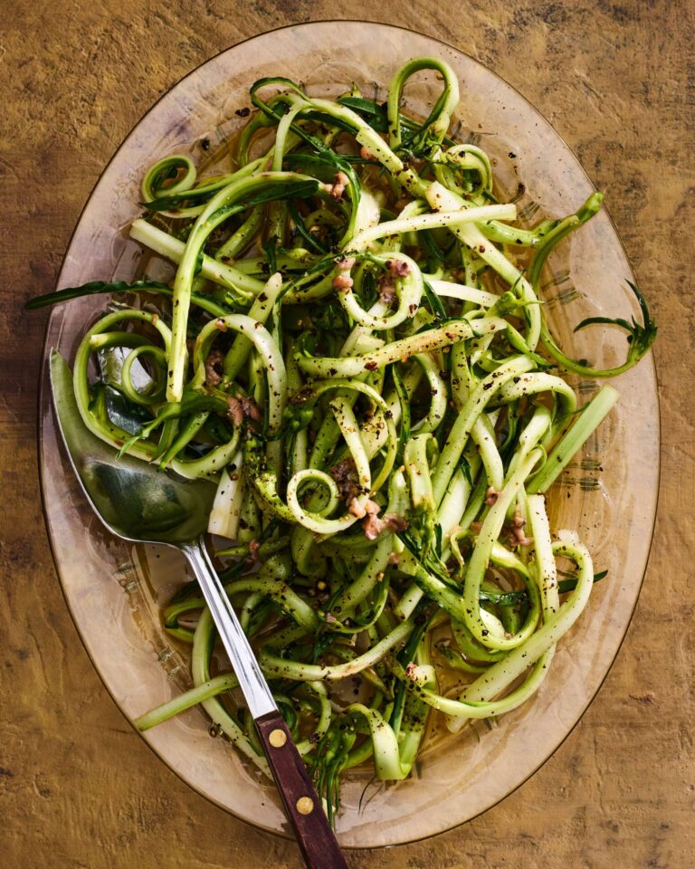 Ricetta Puntarelle Alla Romana (Insalata Di Puntarelle Con Condimento Di Acciughe)